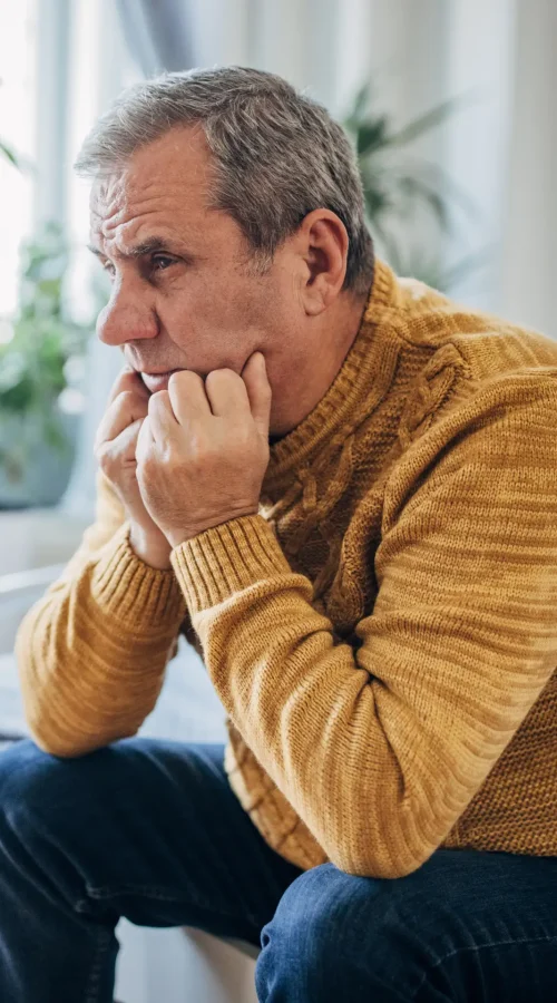 homem preocupdo site